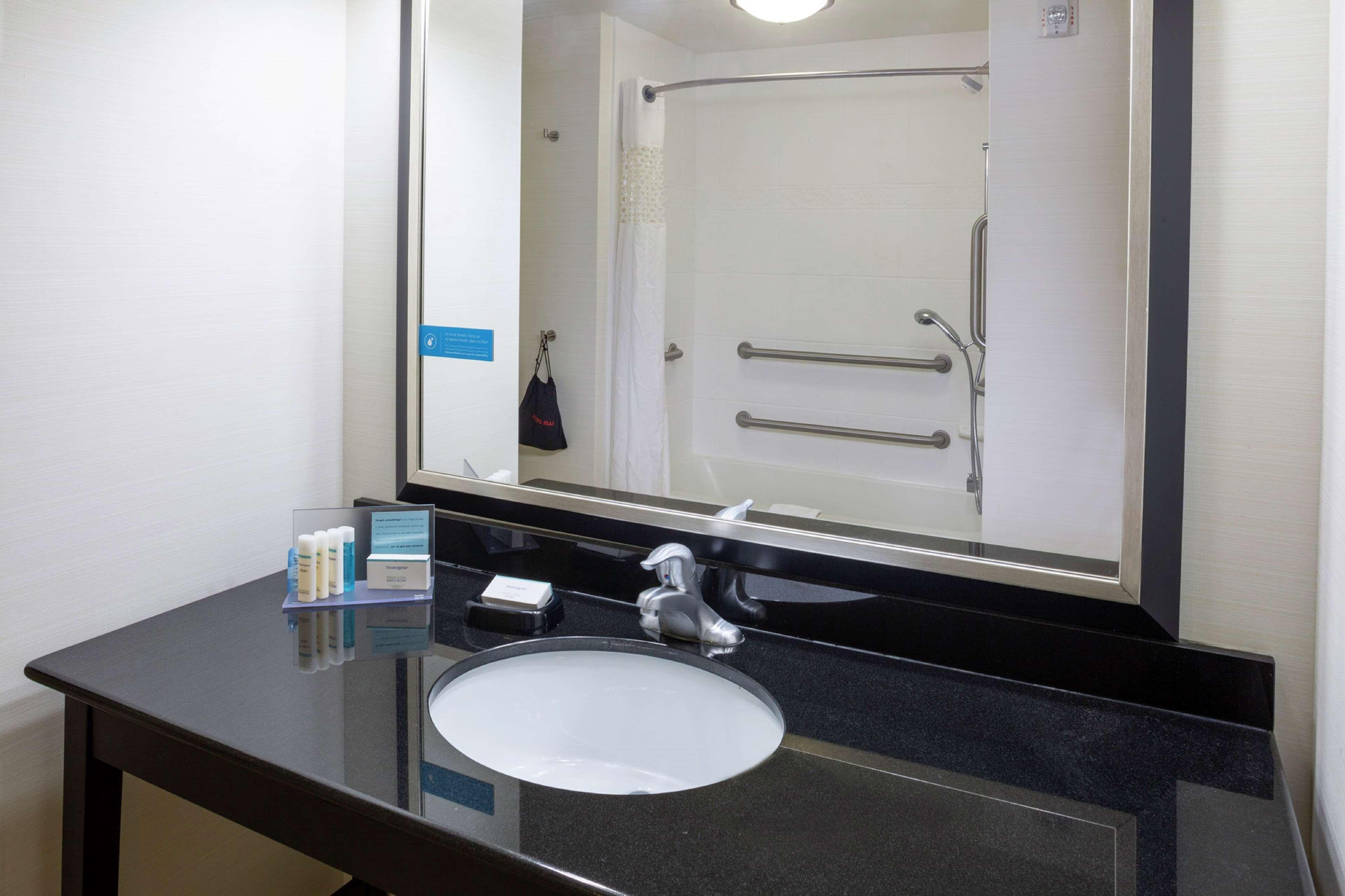 Hampton Inn Limerick Екстер'єр фото