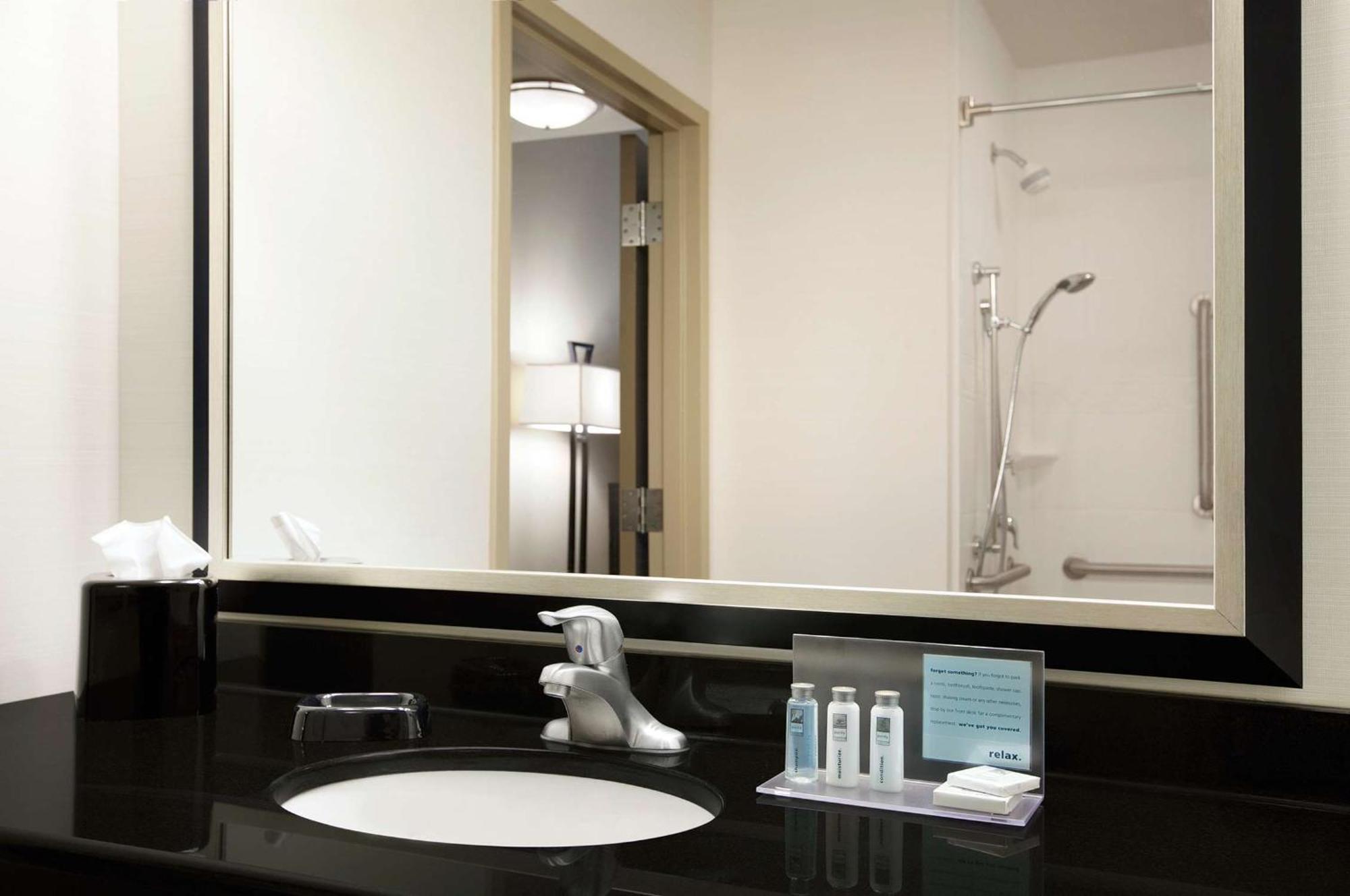 Hampton Inn Limerick Екстер'єр фото